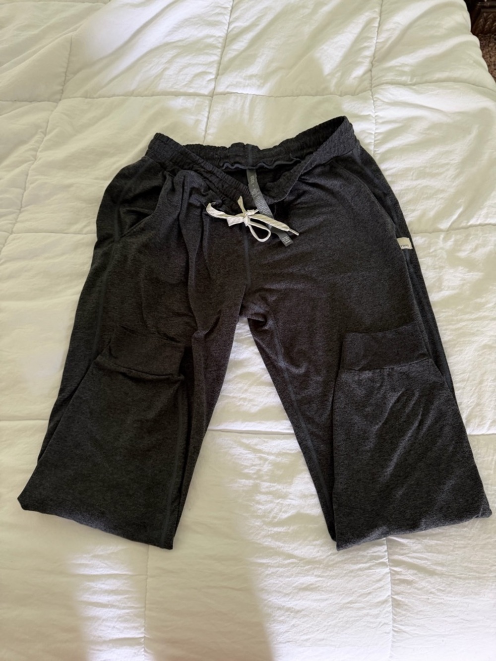 Vuori woman’s charcoal gray Joggers size small